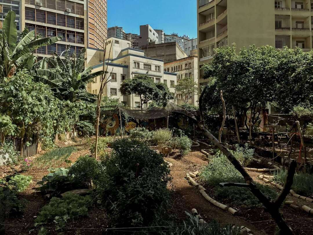 Livros sobre sustentabilidade: imagem mostra comunidade em São Paulo