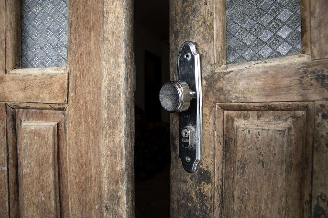 O direito à moradia digna é um direito humano fundamental, mas muitas vezes é violado por ações de despejo