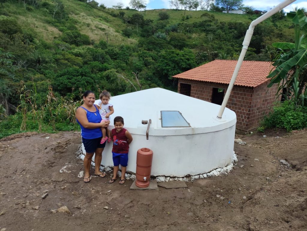 Mãe e filho que foram beneficiados com uma cisterna em Salgadinho - PE