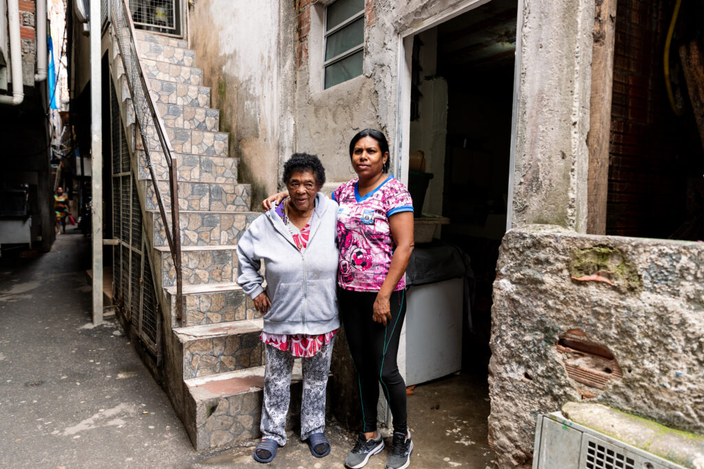 mulher em moradia precária em área urbana no Brasil