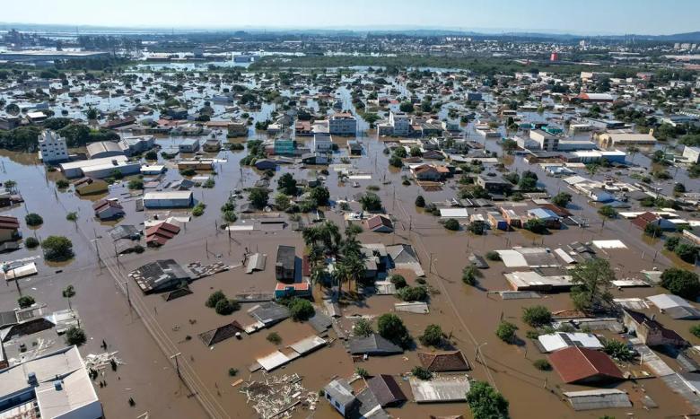 Durante as enchentes no Rio
Grande do Sul, a água cobriu completamente as moradias.